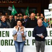 Los agricultores aparcan sus tractores ante el Foro Mundial Rural y cortan la Avenida