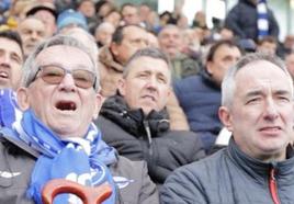 Padre e hijo, en un partido del Alavés.