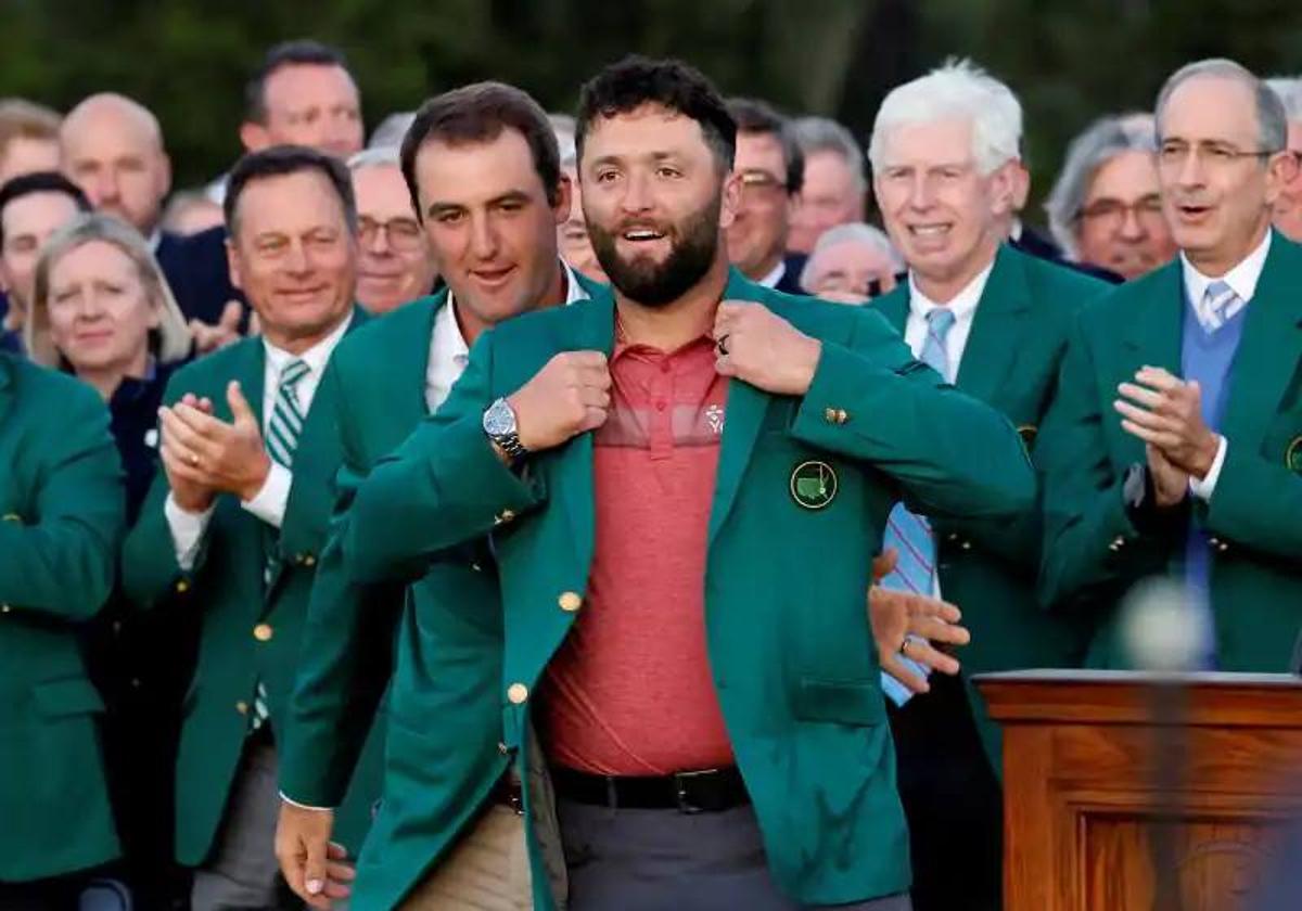 Scottie Scheffler, ganador en 2022, puso el año pasado a Jon Rahm la chaqueta verde.