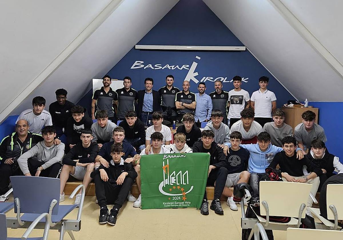 El equipo técnico con los jugadores convocados, el alcalde Asier Iragorri y el concejal de Deportes Jon Zugazagoitia.