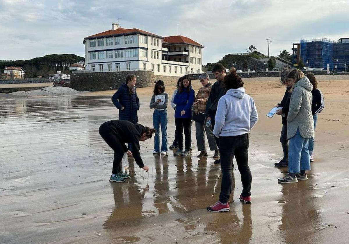 Los voluntarios del proyecto '¡Atención! ¡No me aplastes!' toman muestras de la arena en la playa de Plentzia.