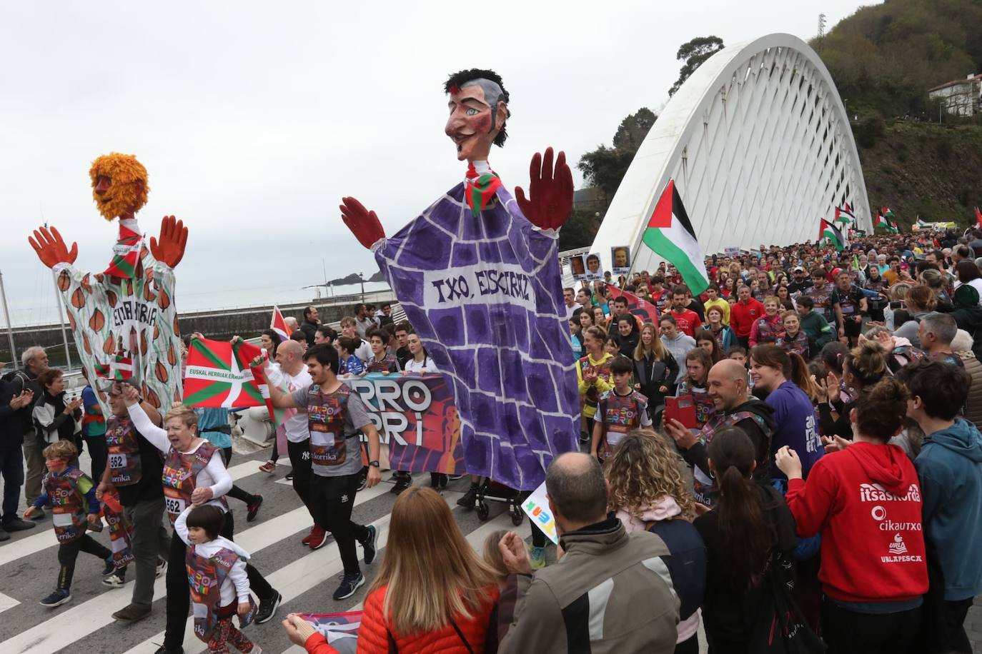 Cientos de personas han recibido a la Korrika en el puente de Calatrava de Ondarroa.