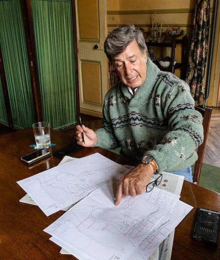 Imagen secundaria 2 - Martínez de Irujo explica la delimitación de la finca que se pretende.