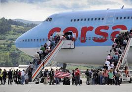 Los aficionados del Athletic suben a un imponente 'Boeing 747' para asistir a la final de Bucarest, en 2012.