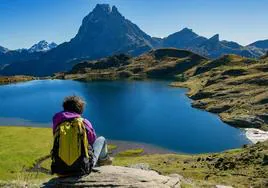 Una montañera observa el Midi d'Ossau desde el lado español de la frontera con Francia.