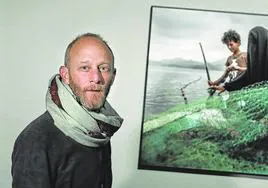Pablo Tosco posa junto a la imagen ganadora del World Press Photo 2021, que también forma parte de la exposición que estará en El Pilar hasta el 10 de abril.