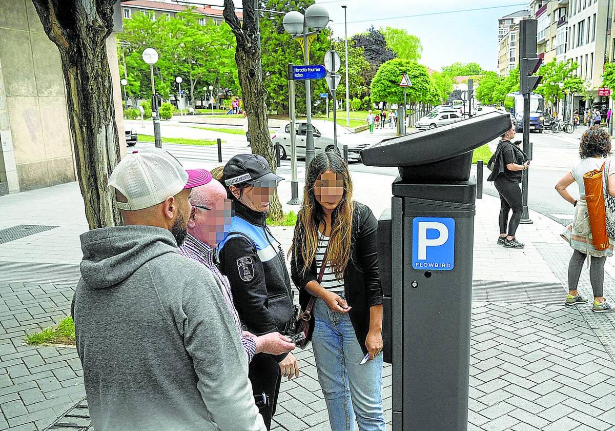 Una cámara controla que ningún coche trate de atajar hacia Adurza por el centro del concejo de Aretxabaleta. El dispositivo cazó a 2.989 coches el año pasado.