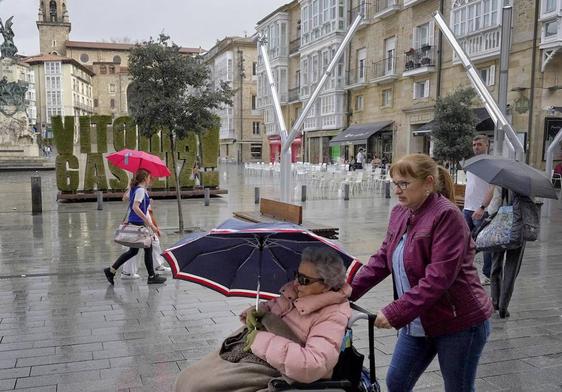 La lluvia ha llegado este miércoles por la tarde a Vitoria.