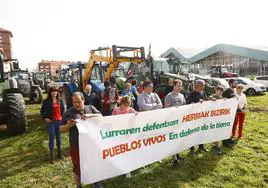 Agricultores de la UAGA frente al Gobierno vasco.