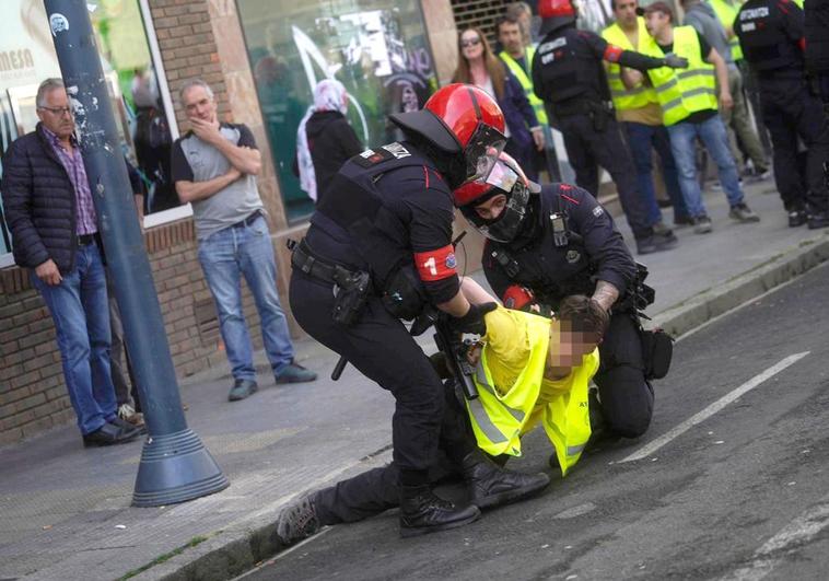 Enfrentamientos entre la Ertzaintza y los agricultores en su tercer día de protestas en Vitoria