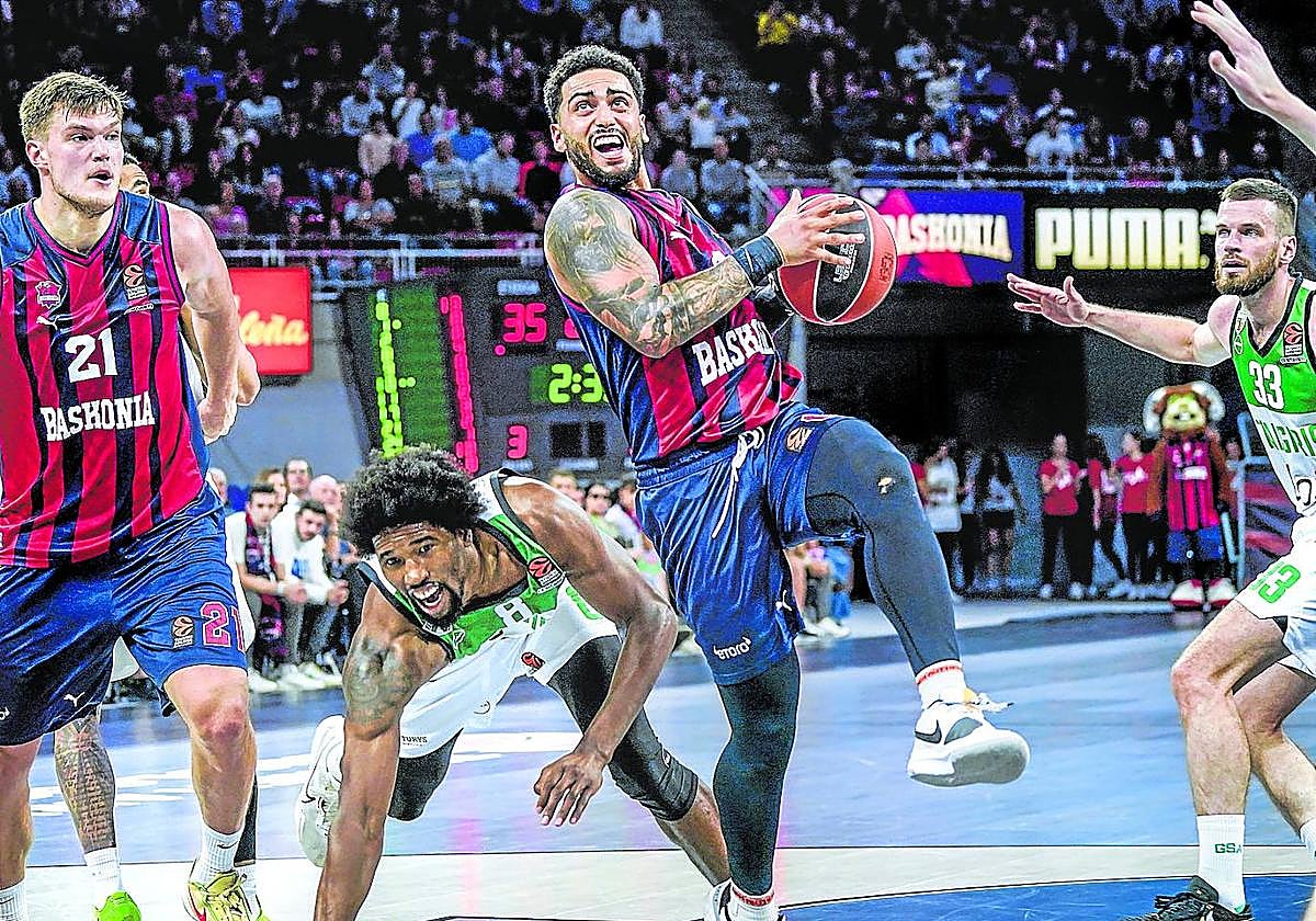 Howard entra a canasta durante la severa derrota de la primera vuelta, penúltimo partido en la era continental de Joan Peñarroya.