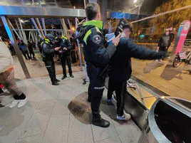 Un agente de la Policía Municipal de Getxo utiliza un detector de metales para localizar armas blancas a la salida del metro en Las Arenas.