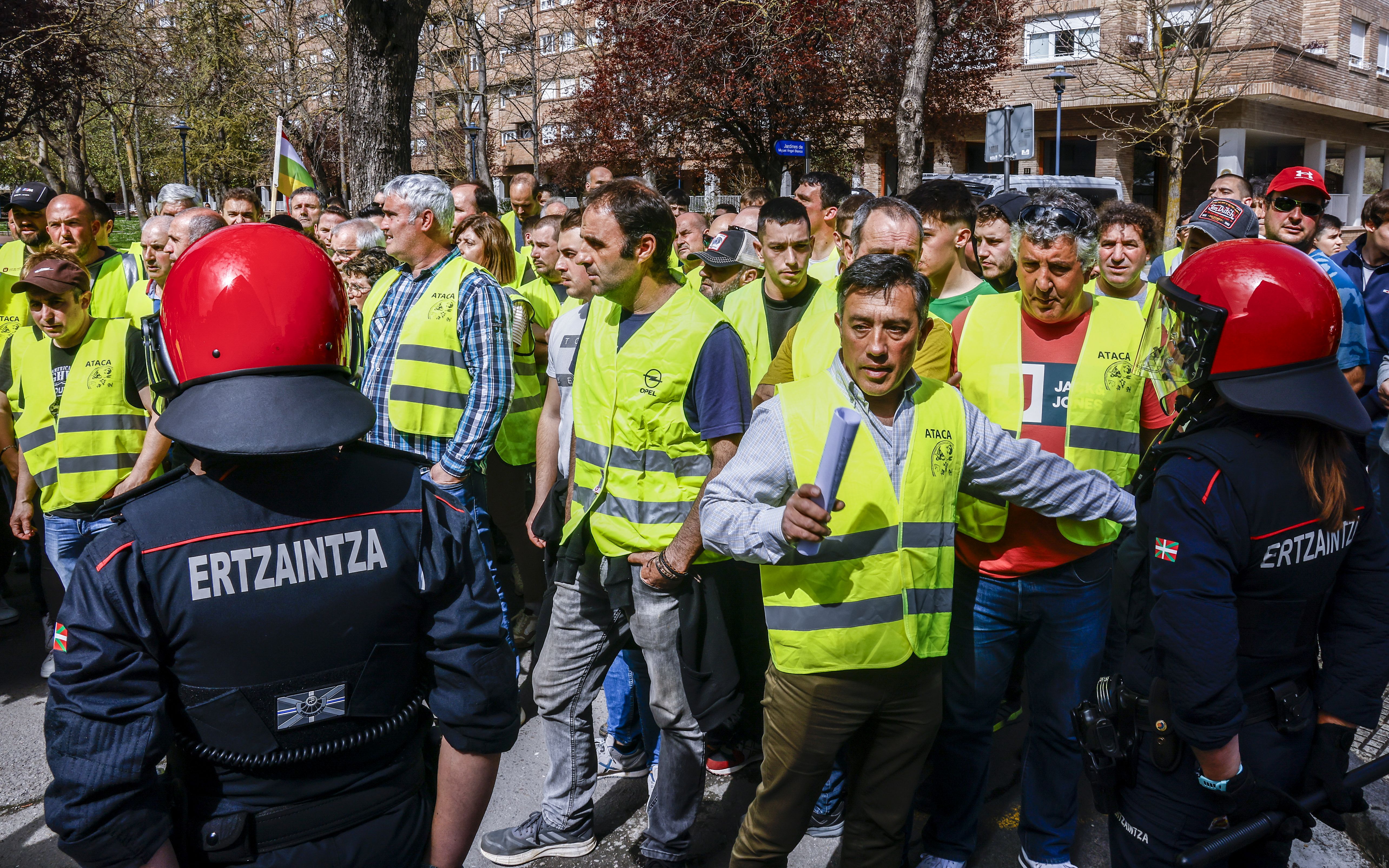 Enfrentamientos entre la Ertzaintza y los agricultores en Vitoria