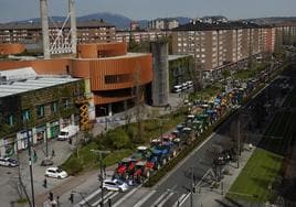 Cerca de trescientos tractores cortaron un tramo de la Avenida Gasteiz para lanzar sus exigencias frente a la Conferencia Mundial de Agricultura Familiar.