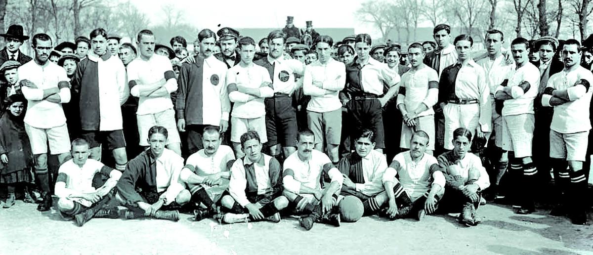 Jugadores de un equipo de fútbol vitoriano al inicio del siglo XX.