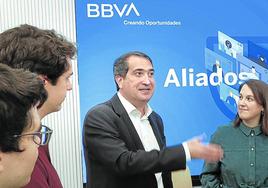 Peio Belausteguigoitia, Country Manager de BBVA en España, charla con miembros del equipo de BBVA Technology.