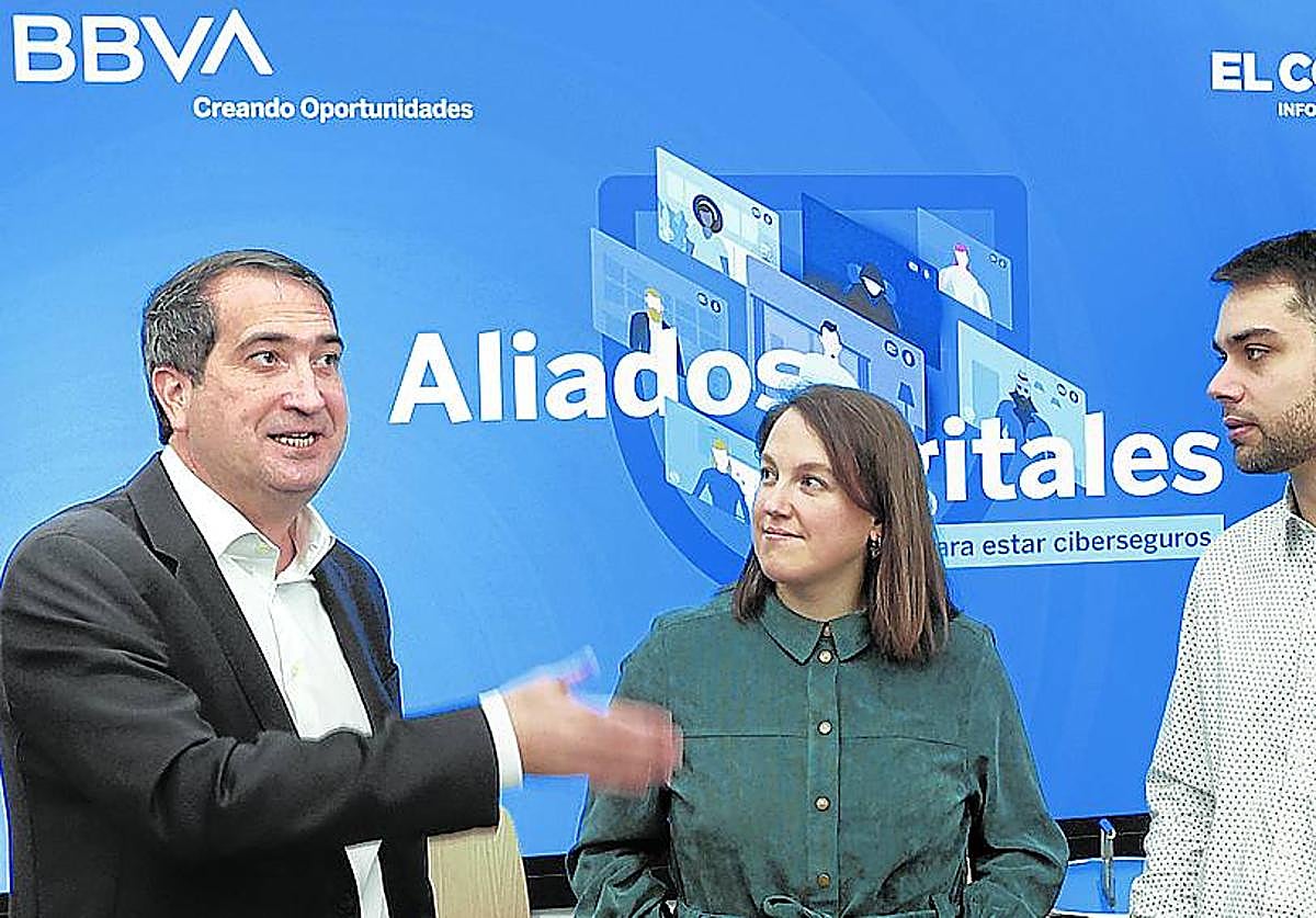 Peio Belausteguigoitia, Country Manager de BBVA en España, charla con miembros del equipo de BBVA Technology.