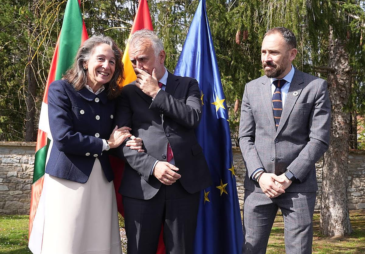 Marisol Garmedia, el ministro Ángel Víctor Torres y Denis Itxaso, en la toma de posesión.