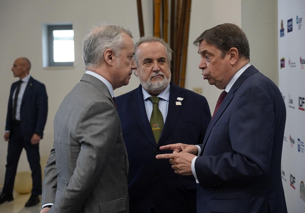 Iñigo Urkullu junto al presidente del foro Martín Uriarte y Luis Planas.