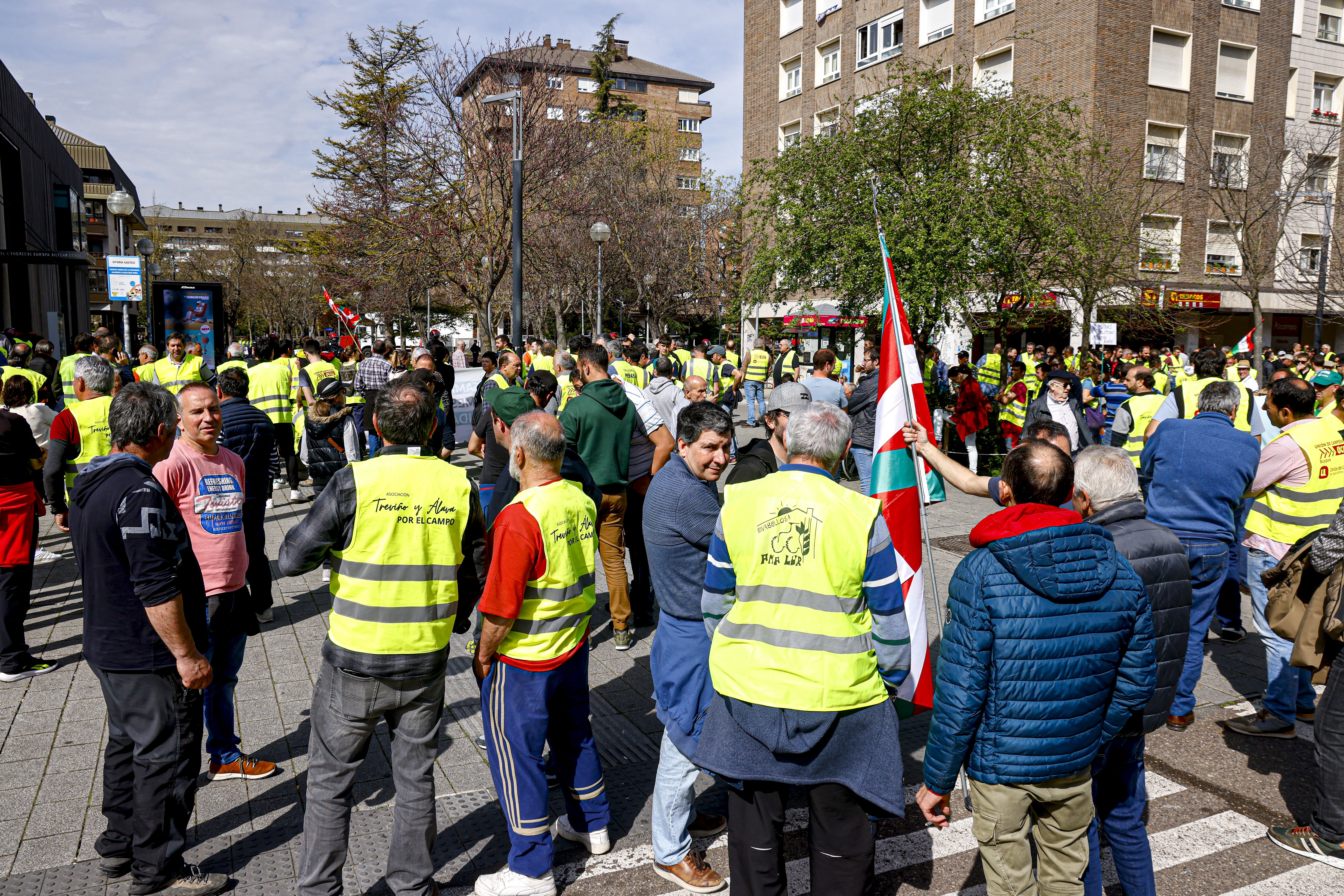 Enfrentamientos entre la Ertzaintza y los agricultores en Vitoria