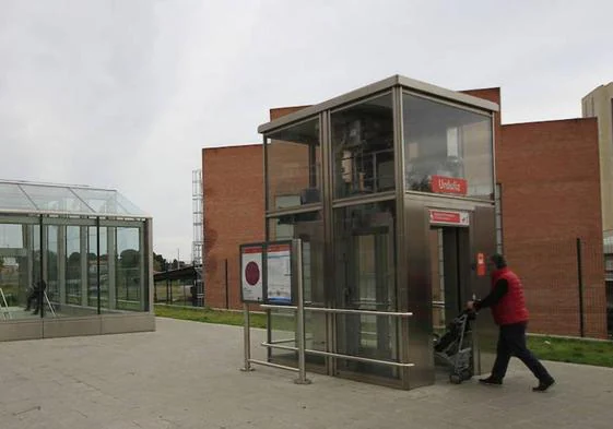 La explanada de la estacion de metro de Urduliz.