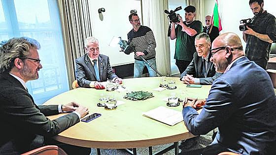 Los verificadores viajan a Euskadi para «agradecer» a Urkullu su labor en el fin de ETA