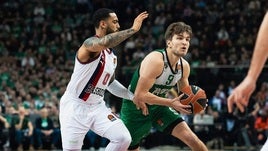 Markus Howard persigue en defensa a Dovydas Giedraitis durante el choque en la cancha del Zalgiris.