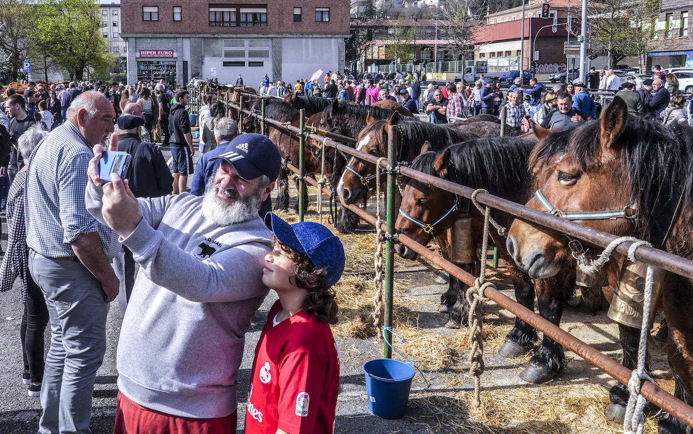 La Feria de Viernes de Dolores en Llodio, en imágenes