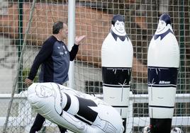 Bielsa, en un entrenamiento en Lezama