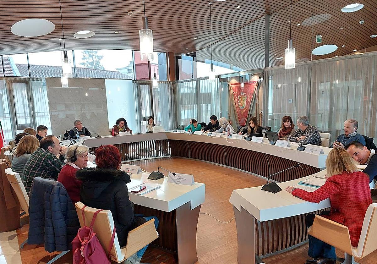 Los concejales de los partidos políticos, en el pleno municipal.