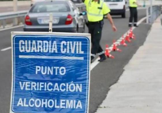 Un joven cuadriplica la tasa de alcohol en un control, llama a su padre y también da positivo