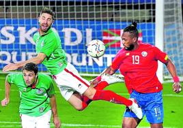 Yeray despeja un balón de cabeza en el amistoso contra Costa Rica en Ipurua.