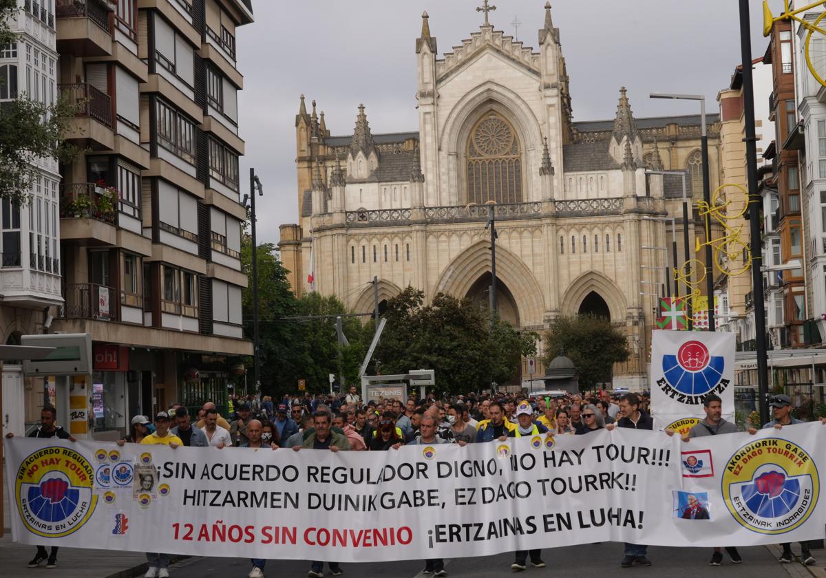 La comisión de control policial censura los aplausos de ertzainas en una manifestación en Vitoria