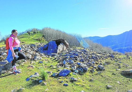 Dolmen en la ruta de ascenso a la modesta cima de Akola.