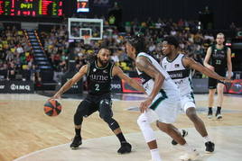 Adam Smith conduce el balón en el partido que el Surne ganó al Joventut.