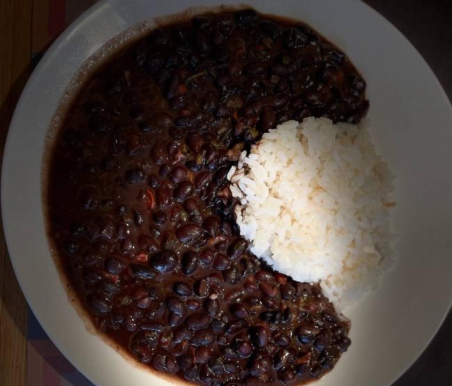 Alubias negras (caraotas) con arroz blanco y el patacón de carne mechada.