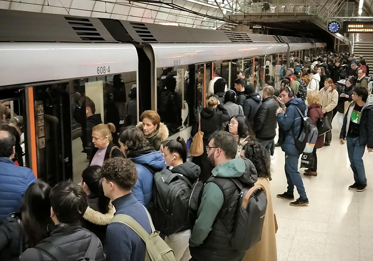 Regresa la normalidad al metro tras una accidentada mañana con muchos retrasos