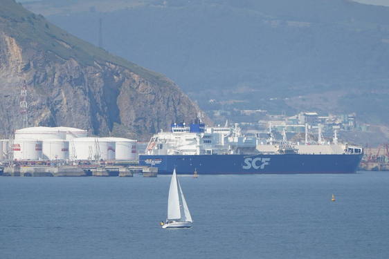 Una de las zonas de almacenamiento de graneles líquidos del Puerto de Bilbao.