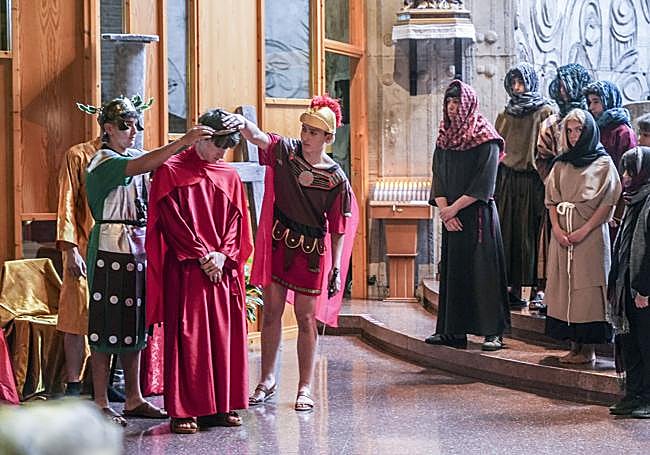 Estudiantes del colegio Escolapias han protagonizado un vía crucis viviente.