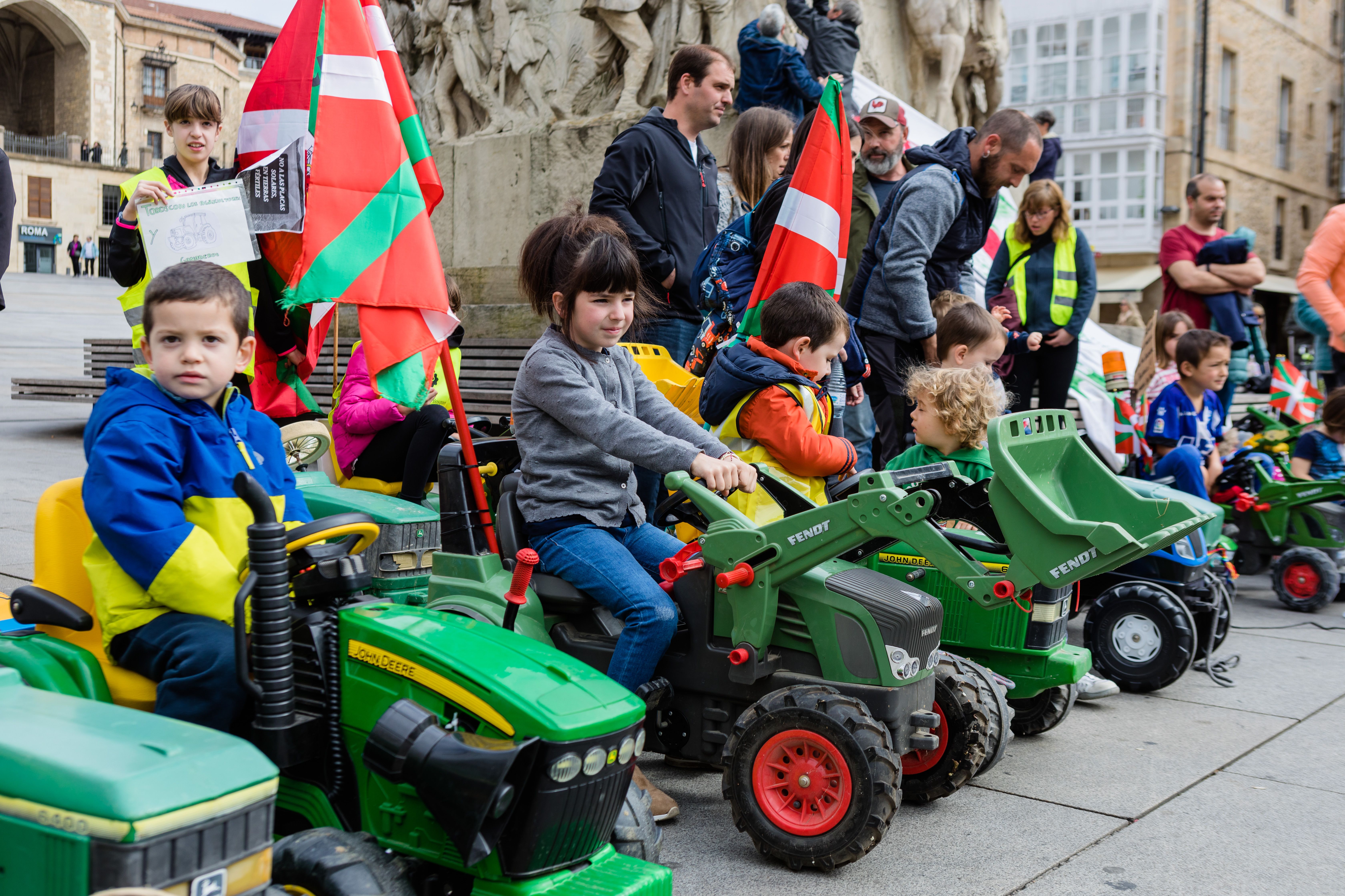 La tractorada txiki de Vitoria, en imágenes