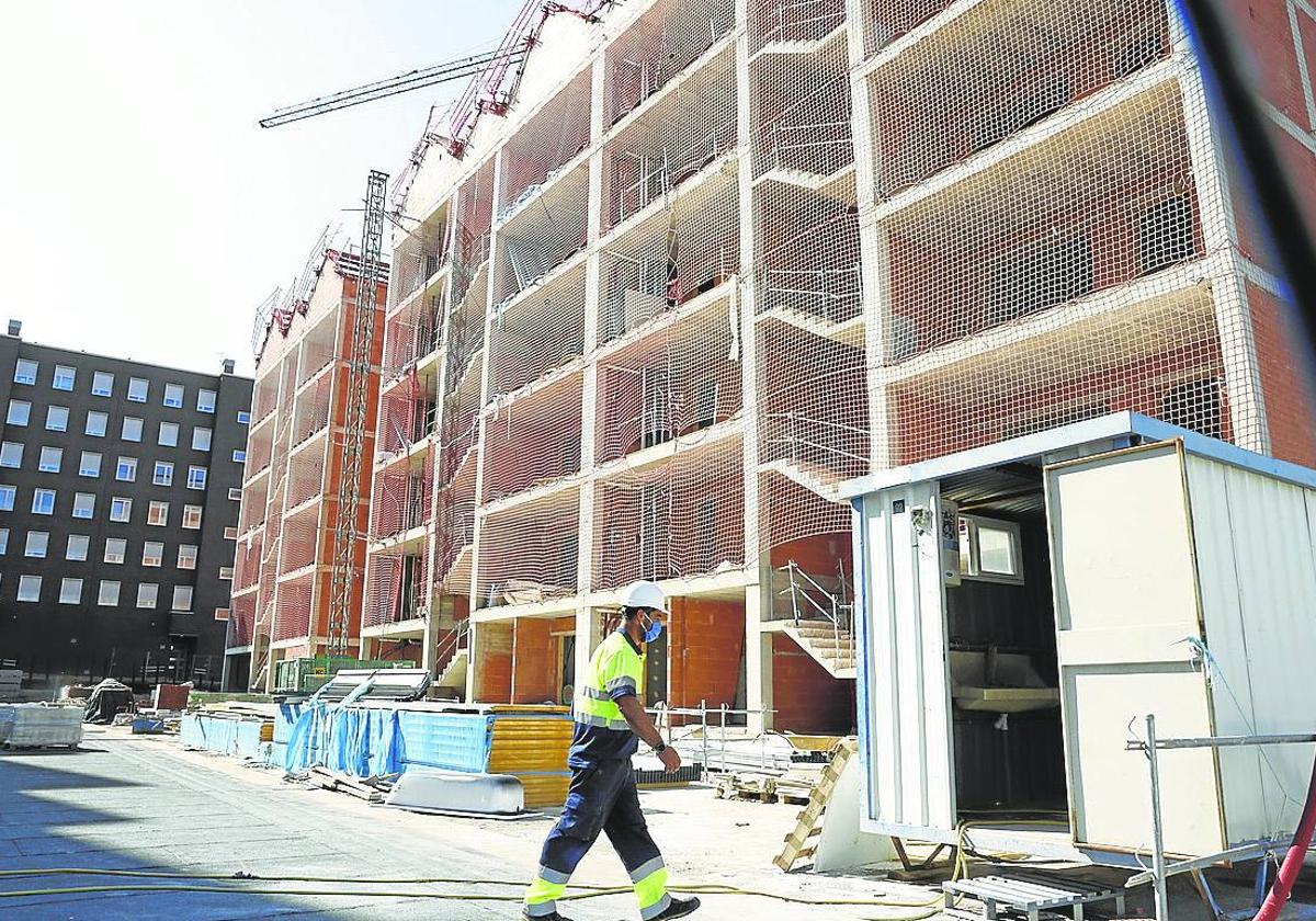 Un trabajador en las obras de unas viviendas en Vitoria.