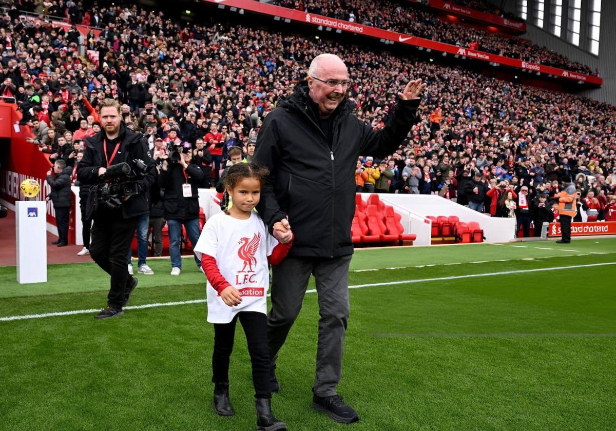 El mítico entrenador Eriksson, enfermo terminal de cáncer, cumple su sueño de dirigir al Liverpool