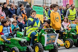 Los pequeños han acercado sus tractores a la plaza de la Virgen Blanca.