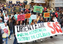 Concentración de los trabajadores de Urgencias en la plaza de la Virgen Blanca.