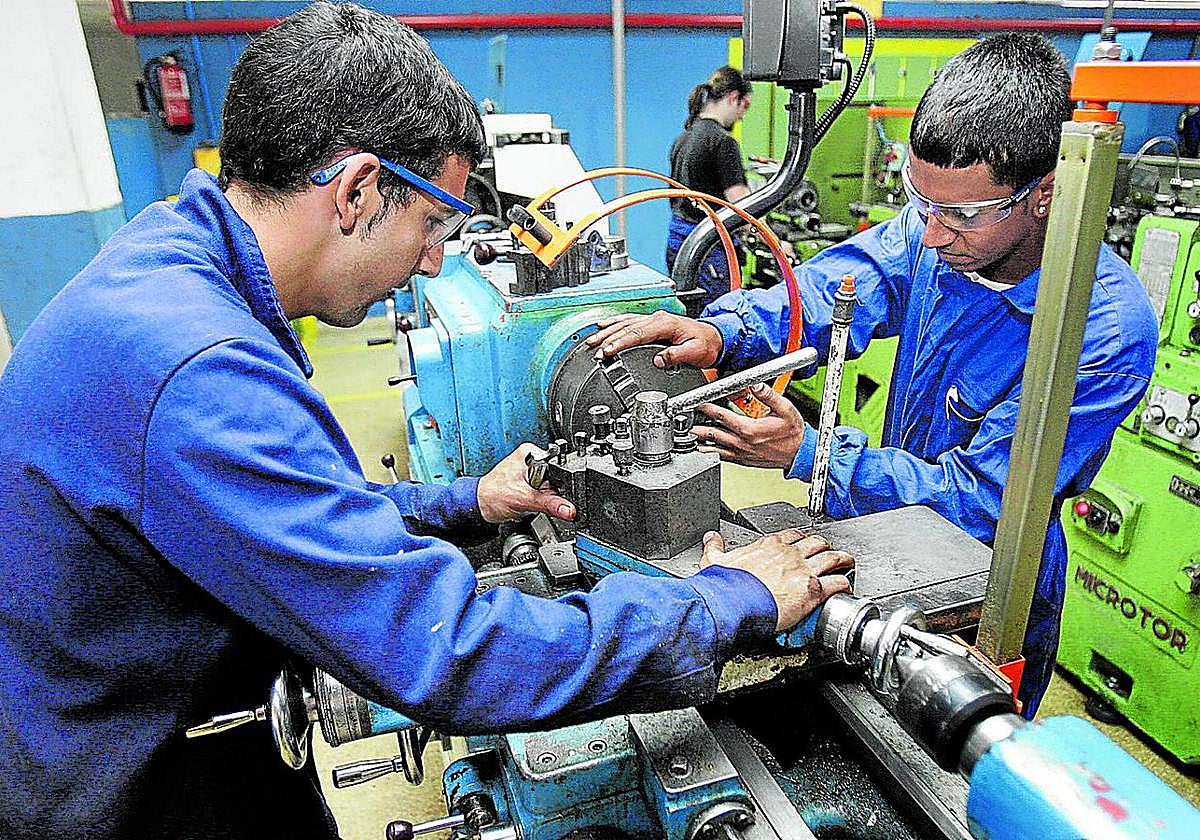 Alumnos de mecanizado durante unas prácticas en una empresa