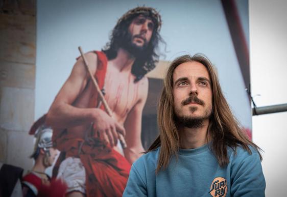 Jon posa ante la foto del Cristo de una edición anterior, que forma parte de la exposición en las calles de Balmaseda.