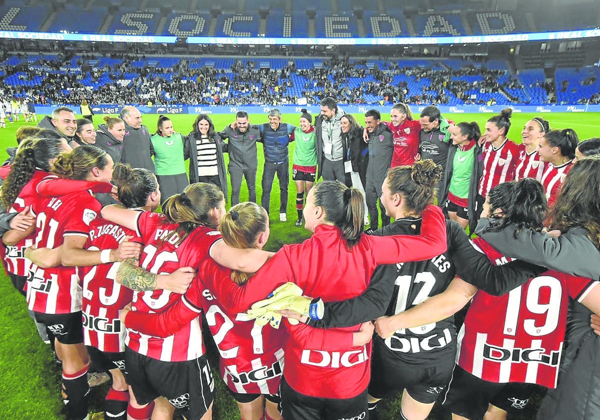 Jugadoras y cuperpo técnico del Athletic forman un corro para celebrar su valioso triunfo en Anoeta.