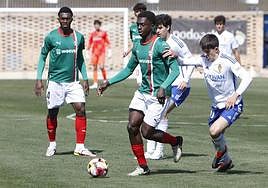 Tomás Mendes conduce la pelota perseguido por un rival.