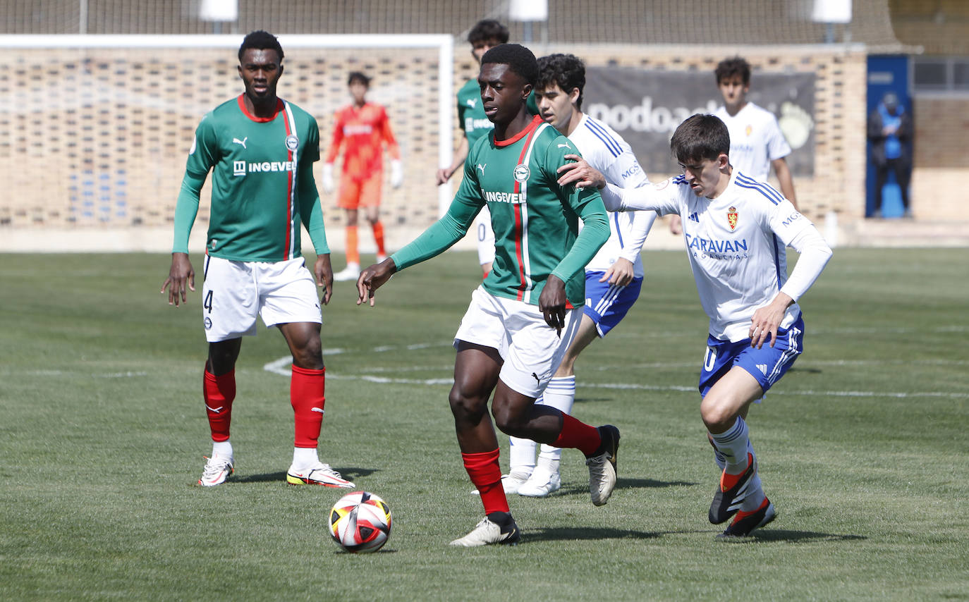 Tomás Mendes conduce la pelota perseguido por un rival.