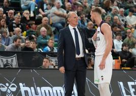 Ivanovic dialoga con Sedekerskis durante el partido.